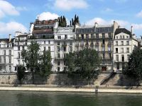 Gyvenamieji namai prie Senos upės. Paryžius