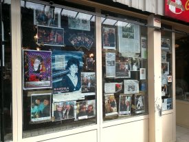 Sent Ueno turguje įsikūręs restoranas "Chez Louisette", kuriame ne tik pavalgysite, bet ir pasiklausysite gyvai atliekamos muzikos. Paryžius