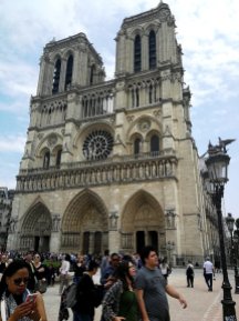 Čia dažniausiai driekiasi ilgos lankytojų eilės. Noterdamo (Dievo Motinos) katedra. Paryžius