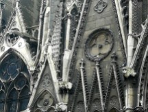 Chimeros tarp smailių, smailės tarp chimerų. Noterdamo (Dievo Motinos) katedra. Paryžius