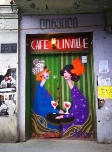 Spalvingas įėjimas. Kavinė "Linville". Tbilisis, Gruzija