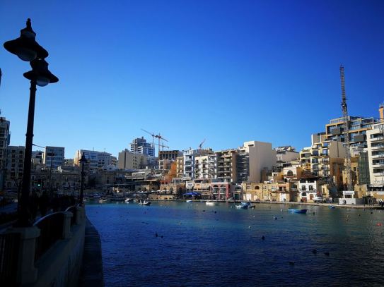 Įlankos per mažai apstatytos, tad statybos nesiliauja. Spinola įlanka, Malta