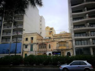 Daug kontrastingų pastatų: nauji prieš senus. Malta