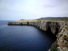 Uolėtos Gozo pakrantės