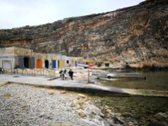 Spalvingi valtininkų garažiukai prie Vidinės Gozo jūros