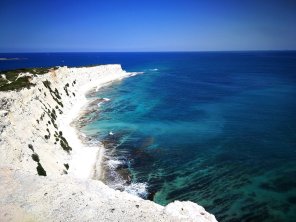 Balti skardžiai susilieja su mėlyna jūra. Malta