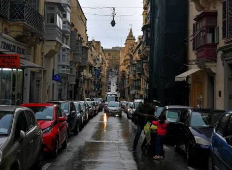 Valetos gatvės leidžiasi ir kyla. Malta